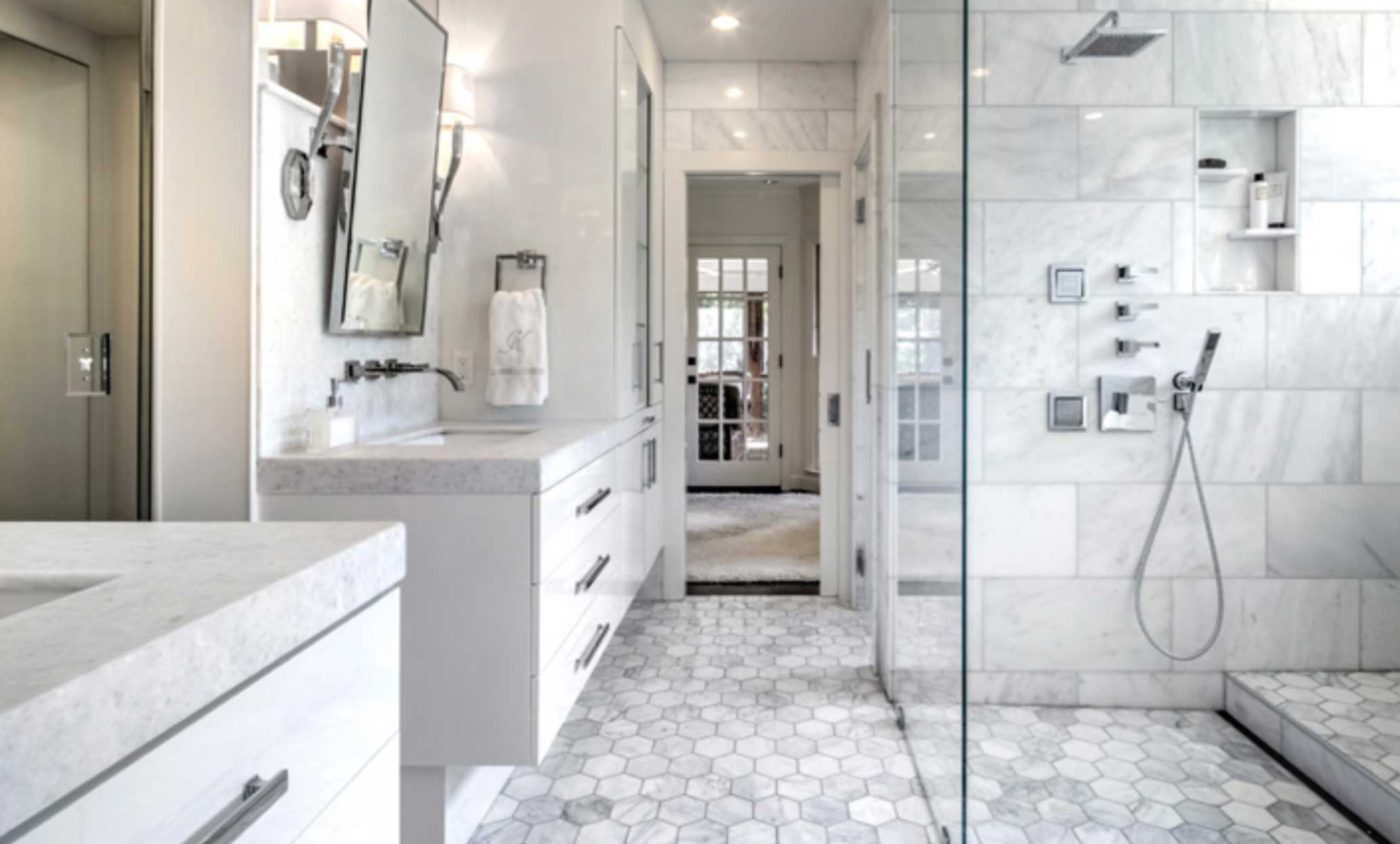 Contemporary bathroom with marble and tile finishes